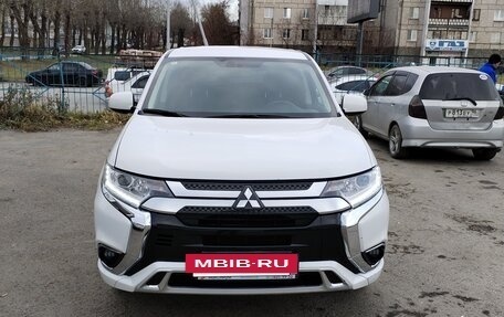 Mitsubishi Outlander III рестайлинг 3, 2022 год, 750 000 рублей, 9 фотография