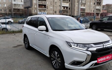 Mitsubishi Outlander III рестайлинг 3, 2022 год, 750 000 рублей, 8 фотография