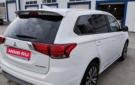 Mitsubishi Outlander III рестайлинг 3, 2022 год, 750 000 рублей, 4 фотография