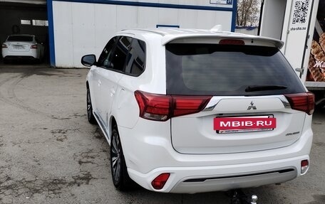 Mitsubishi Outlander III рестайлинг 3, 2022 год, 750 000 рублей, 6 фотография