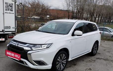 Mitsubishi Outlander III рестайлинг 3, 2022 год, 750 000 рублей, 11 фотография