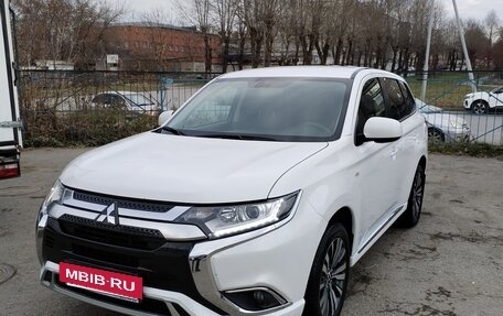 Mitsubishi Outlander III рестайлинг 3, 2022 год, 750 000 рублей, 10 фотография