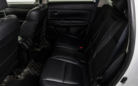 Mitsubishi Outlander III рестайлинг 3, 2020 год, 2 739 000 рублей, 14 фотография