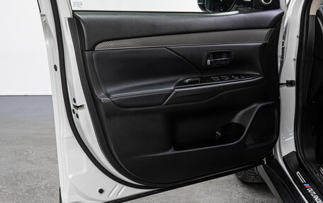 Mitsubishi Outlander III рестайлинг 3, 2020 год, 2 739 000 рублей, 10 фотография