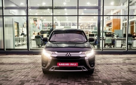 Mitsubishi Outlander III рестайлинг 3, 2019 год, 2 000 000 рублей, 3 фотография