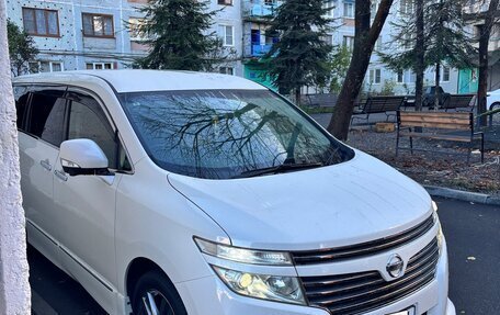 Nissan Elgrand III, 2013 год, 750 000 рублей, 2 фотография