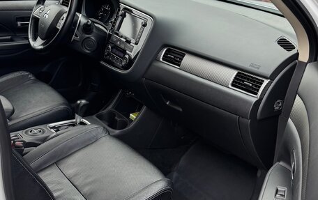 Mitsubishi Outlander III рестайлинг 3, 2014 год, 1 700 000 рублей, 11 фотография