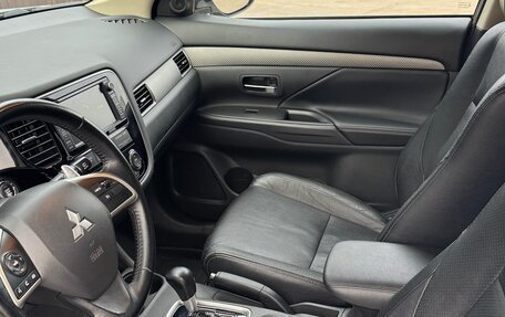 Mitsubishi Outlander III рестайлинг 3, 2014 год, 1 700 000 рублей, 13 фотография