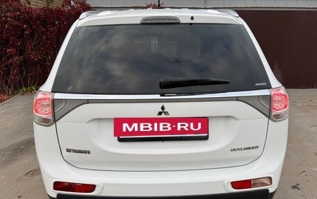 Mitsubishi Outlander III рестайлинг 3, 2014 год, 1 700 000 рублей, 6 фотография