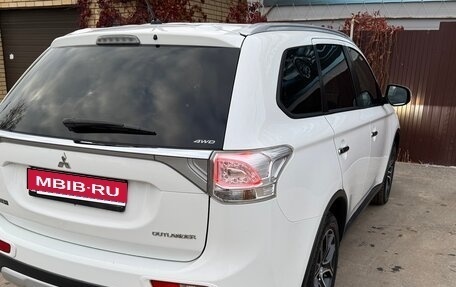 Mitsubishi Outlander III рестайлинг 3, 2014 год, 1 700 000 рублей, 10 фотография
