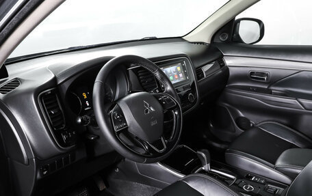 Mitsubishi Outlander III рестайлинг 3, 2019 год, 1 884 000 рублей, 15 фотография