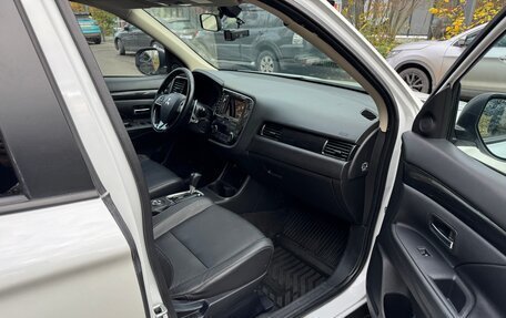 Mitsubishi Outlander III рестайлинг 3, 2016 год, 1 550 000 рублей, 8 фотография