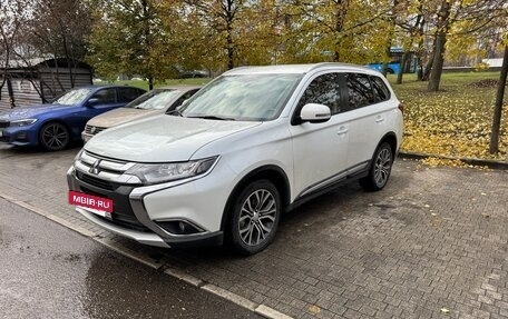 Mitsubishi Outlander III рестайлинг 3, 2016 год, 1 550 000 рублей, 10 фотография