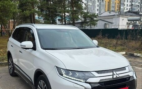 Mitsubishi Outlander III рестайлинг 3, 2019 год, 2 550 000 рублей, 1 фотография
