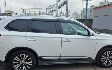 Mitsubishi Outlander III рестайлинг 3, 2019 год, 2 550 000 рублей, 3 фотография