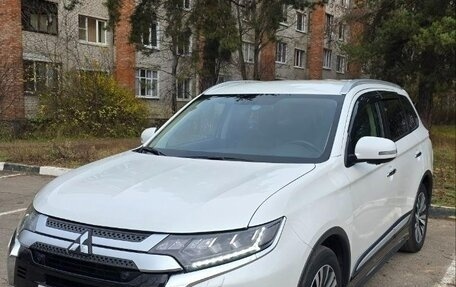 Mitsubishi Outlander III рестайлинг 3, 2019 год, 2 550 000 рублей, 2 фотография