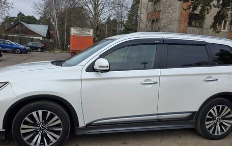 Mitsubishi Outlander III рестайлинг 3, 2019 год, 2 550 000 рублей, 5 фотография