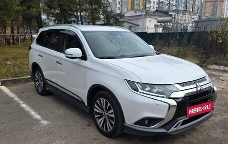Mitsubishi Outlander III рестайлинг 3, 2019 год, 2 550 000 рублей, 18 фотография