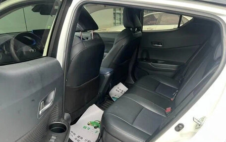 Toyota C-HR I рестайлинг, 2022 год, 1 900 000 рублей, 8 фотография