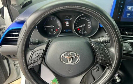 Toyota C-HR I рестайлинг, 2022 год, 1 900 000 рублей, 9 фотография