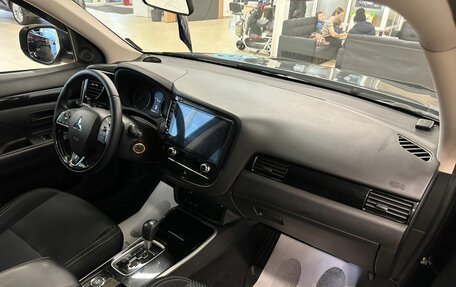 Mitsubishi Outlander III рестайлинг 3, 2020 год, 2 799 999 рублей, 13 фотография