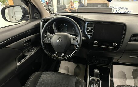 Mitsubishi Outlander III рестайлинг 3, 2020 год, 2 799 999 рублей, 14 фотография