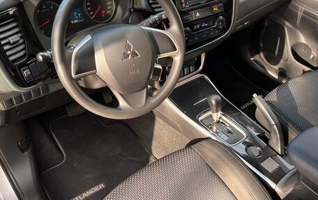 Mitsubishi Outlander III рестайлинг 3, 2017 год, 1 700 000 рублей, 11 фотография