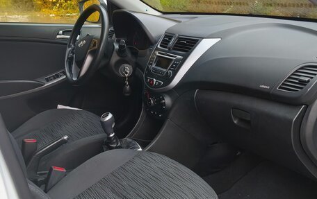 Hyundai Solaris II рестайлинг, 2016 год, 800 000 рублей, 12 фотография