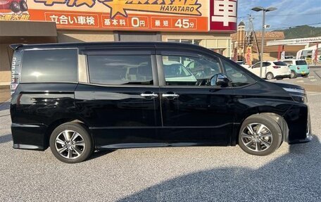 Toyota Voxy, 2022 год, 2 400 005 рублей, 2 фотография