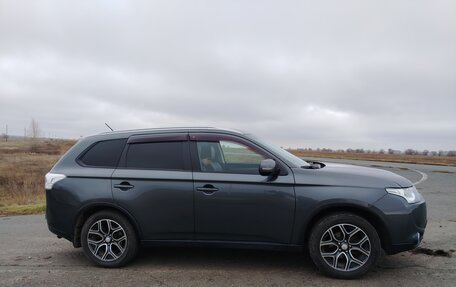 Mitsubishi Outlander III рестайлинг 3, 2014 год, 1 630 000 рублей, 2 фотография
