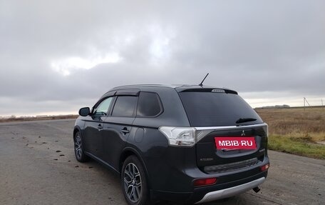 Mitsubishi Outlander III рестайлинг 3, 2014 год, 1 630 000 рублей, 5 фотография