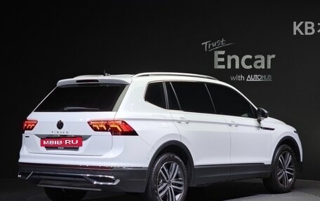 Volkswagen Tiguan II, 2022 год, 3 600 000 рублей, 2 фотография