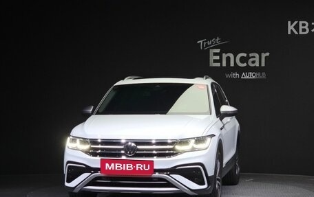 Volkswagen Tiguan II, 2022 год, 3 600 000 рублей, 3 фотография