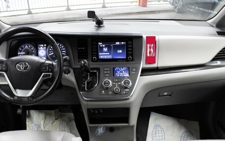 Toyota Sienna III, 2018 год, 3 650 000 рублей, 9 фотография