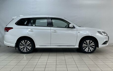 Mitsubishi Outlander III рестайлинг 3, 2022 год, 2 350 000 рублей, 8 фотография