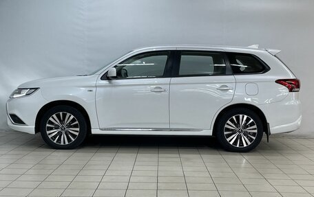 Mitsubishi Outlander III рестайлинг 3, 2022 год, 2 350 000 рублей, 9 фотография