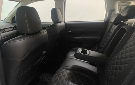 Mitsubishi Outlander III рестайлинг 3, 2022 год, 2 350 000 рублей, 13 фотография