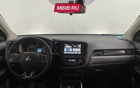 Mitsubishi Outlander III рестайлинг 3, 2022 год, 2 350 000 рублей, 11 фотография