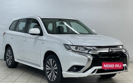 Mitsubishi Outlander III рестайлинг 3, 2022 год, 2 350 000 рублей, 2 фотография