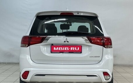 Mitsubishi Outlander III рестайлинг 3, 2022 год, 2 350 000 рублей, 6 фотография