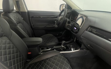 Mitsubishi Outlander III рестайлинг 3, 2022 год, 2 350 000 рублей, 19 фотография