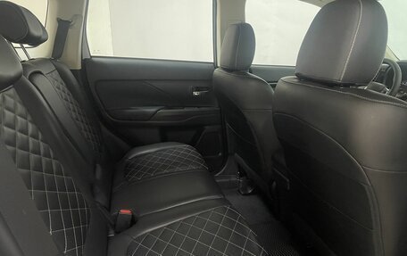 Mitsubishi Outlander III рестайлинг 3, 2022 год, 2 350 000 рублей, 18 фотография