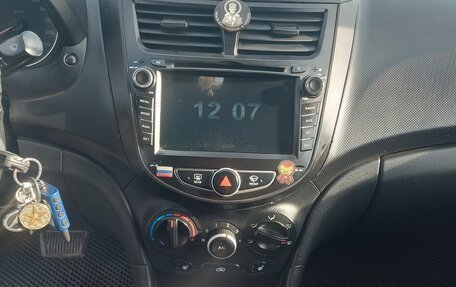 Hyundai Solaris II рестайлинг, 2011 год, 680 000 рублей, 26 фотография