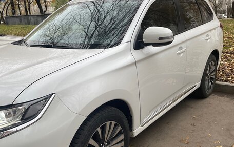 Mitsubishi Outlander III рестайлинг 3, 2022 год, 2 550 000 рублей, 9 фотография