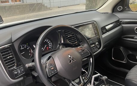 Mitsubishi Outlander III рестайлинг 3, 2022 год, 2 550 000 рублей, 2 фотография