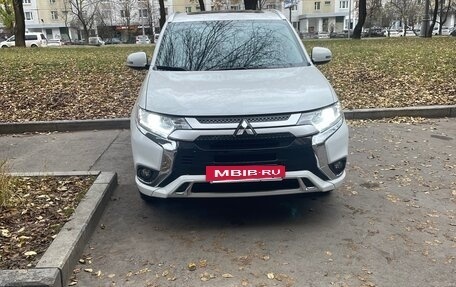 Mitsubishi Outlander III рестайлинг 3, 2022 год, 2 550 000 рублей, 10 фотография