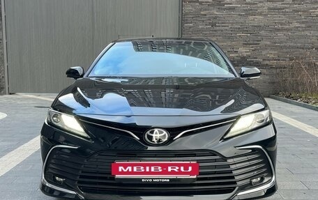 Toyota Camry, 2022 год, 3 300 000 рублей, 2 фотография