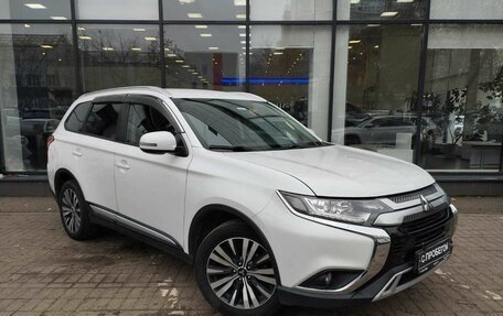 Mitsubishi Outlander III рестайлинг 3, 2019 год, 2 200 000 рублей, 3 фотография