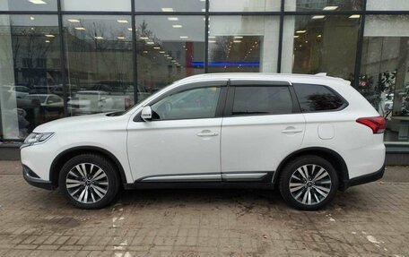 Mitsubishi Outlander III рестайлинг 3, 2019 год, 2 200 000 рублей, 5 фотография