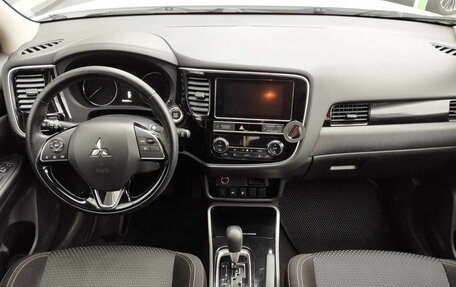 Mitsubishi Outlander III рестайлинг 3, 2019 год, 2 200 000 рублей, 9 фотография